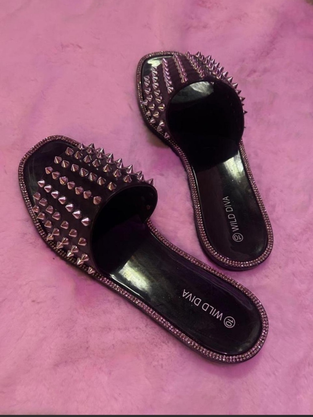 Black jelly sandals with cute studs 🐜